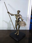 Exuberante e robusta escultura Dom Quixote em bronze com ricos detalhes, base em granito negro. Dimensões: 32,5 cm aproximadamente (sem a lança).