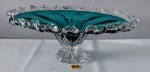 Grande e belíssimo centro de mesa de grandes dimensões na cor Azul, formato diferenciado com bordas apresentando babado na cor translucida elaborado em vidro artístico, forjado e repuxado a partir de movimentos manuais e de sopro. Utilizando a técnica da criação de vidros artísticos estilo de Murano, medindo 18x43x36cm aproximadamente.