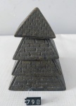  Belíssimo conjunto  de 4 enfeites de mesa em bronze representando pirâmides do Egito. Medindo a maior 8 cm de altura e 8 cm de largura.