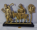 Magnifica este grupo escultório antigo ricamente elaborado em bronze com perfeição de detalhes representando "A FUGA DO EGITO" apoiada sobre base em granito negro, década de 20, medindo 24x35 cm.