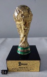 Colecionismo - Taça da Copa do Mundo de 2014 Partida 31 Belgica x Russia. Taça confeccionada exclusivamente pela Fifa para torcedores e patrocinadores que assistiram à partida 11 da Copa do Mundo 2014. Composição/Material: Metal com banho em ouro 20K. OBS: apresenta desgastes no banho.