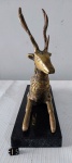 Linda escultura de "CERVO" em bronze maciço, na posição de repouso com base em granito negro. Dimensões: 18 cm x 21 cm x 7 cm.