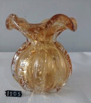 Lindo centro de mesa no formato de trouxinha, ricamente elaborado em vidro artístico na cor ambar, com gomos e profusão de bolhas, soprado e forjado partir de movimentos manuais e de sopro. Utilizando a técnica da criação de vidros artísticos de Murano, medindo 12 cm x 11 cm aproximadamente.