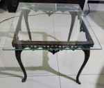 Mesa de apoio em bronze trabalhado em flores, folhas e vazados. Tampo em vidro. Pernas recurvas e pés em pata. Medindo 42x41x41cm.