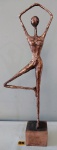 Belíssima bailarina de grandes dimensões ricamente elaborada em resina com trabalho metalizado em cobre, base de madeira, medindo aproximadamente 62 cm de altura.