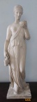 Bela, robusta e pesada(15,8 quilos) escultura neoclássica "Hebe" em resina Italiana, assinada na peça Estatuária Fiorentina. Exemplar com ricos detalhes. Dimensões: 78 cm / Base 20 cm x 20 cm. Thorvaldsen produziu seu primeiro modelo de Hebe em 1806. Filha de Zeus e Hera, Hebe é a deusa da juventude e da primavera e oferece a taça da imortalidade na mesa dos deuses. Hebe está de pé em seu pedestal, levantando a tigela com a mão esquerda, seu olhar focado nela. Ela segura a jarra com a mão direita abaixada ao lado da coxa.