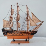 NAUTIMODELISMO - Grande caravela em madeira para coleção, tecido, cordas, ancora com correntes, salva vidas com belas cores. Medidas: 32 cm de largura por 32 cm de altura. Problemas da peça: Sinais normais do tempo Localização.