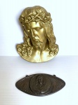 Lote com busto de estuque e placa de metal com imagem de Jesus cristo. Dimensões: 24 cm x 20 cm x 9 cm.