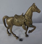 Escultura em bronze dourado representando "Cavalo de Marcha" com sela destacável. Medidas: 16 X 18cm e pesando aproximadamente 1 quilo.