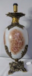 FRANÇA - Palaciano e raro abajur em opalina francesa no formato ovalado pintada a mão em vasta policromia com motivo floral, base em bronze ormolu em motivo vegetalista, medindo 59 cm de altura.