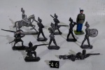 SOLDADINHO DE CHUMBO - Lote contendo 10 antigos bonecos de chumbo. Medindo aprox. 6,5cm de altura o maior.