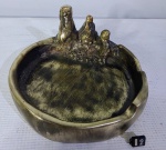 DORINHA DUVAL - Rara escultura em bronze da famosa artista brasileira representando "Familia", assinada no verso. Med.: 17 cm de diãmetro.