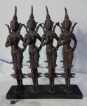 Belíssima escultura produzida em resina, representando 4 dançarinas, de origem Tailandesa, altura 32 x 26,5 cm, fino acabamento. OBS: apresenta 2 discretos restauros que não compromete a beleza da peça.
