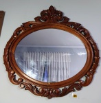 Belíssimo espelho com moldura em madeira nobre com entalhes à moda de Luís XV. Decorada com volutas e folhagens entalhadas à mão. Item raríssimo. Dimensões: comprimento x altura - 96 cm x 96 cm. Obs.: Devido às dimensões, o item não pode ser enviado pelos correios.
