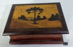 Caixa em belíssimo trabalho de marchetaria criado a partir de madeiras maciças nobres algumas importadas em trabalho perfeito de marchetaria com lindo desenho. Medindo 8 A x 19 C x 14cm P. OBS: Pequena perda na tampa.