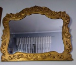 Excepcional espelho, ricamente entalhado em madeira patinada com concheados, motivos florais e volutas. Medidas com a moldura 88 x 100 cm. (Envio somente por transportadora).