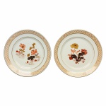 Belíssimo par de pratos em fina porcelana, decorados com flores silvestres ao centro. Borda lisa ostentando larga faixa com estilizados. Realces e filete pintados à Ouro. Exemplar em perfeito estado de conservação. Dimensões: 25,5 cm.