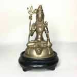ÍNDIA - Antiga estatueta em bronze representado "SHIVA". Acompanha peanha em madeira. Exemplar em excelente estado. Dimensões: 14 cm x 11 cm x 8,5 cm.