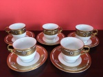 Exuberante Conjunto para café em porcelana esmaltada e vitrificada de origem Européia, decorado com guirlandas, galerias e faixas estilizadas. Acabamentos com riquíssimos detalhes em Ouro por toda a superfície. Exemplares em perfeito estado de conservação. Dimensões:  Xícaras 5,5 cm e pires 11,5 cm.