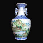 Robusta e linda Ânfora em fina porcelana Oriental, ostentando bojo largo e gargalo estreito, decorada em suas reservas com paisagem de montanhas, riacho e inscrição com ideogramas. Detalhes de faixas e guirlandas em tom de azul e alças recurvadas. Exemplar em excelente estado. Dimensões: 30 cm altura x 17,5 cm diâmetro.