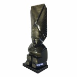 TEOTIHUACAN - MÉXICO - Antiga e bela estatueta esculpida em Obsidiana cintilante, polida, representando "Figura Asteca". Exemplar em excelente estado. Dimensões: 22 cm x 8 cm x 5 cm / 800g. Obsidiana é uma rocha ígnea extrusiva constituída quase integralmente por um tipo de vidro vulcânico com 70% ou mais de sílica na sua composição química. Na Mesoamérica, a cidade de Teotihuacan, era detentora de uma grande fonte dessa rocha. Há objetos que datam da Idade da Pedra, como facas, lanças, flechas máscaras, pequenas estátuas e grandes esculturas.