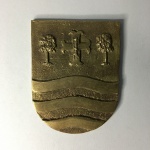 Antigo BRASÃO em bronze com imagem de cruz entre árvores e parte inferior com linhas onduladas. Exemplar de coleção e em excelente estado. Dimensões: 10 cm x 8 cm / 280 g.