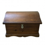 Antigo  Baú em madeira. Dimensões: 37 cm x 69 cm x 44 cm.