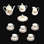 Delicado conjunto para Café em fina porcelana Steatita, anos 50, decorado com flores de Castanheira e filetes pintados à Ouro. Total de 14 peças. Exemplar em excelente estado de conservação.