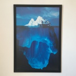 Quadro decorativo com imagem de "ICEBERG". Moldura em madeira na cor preto e vido de proteção. Dimensões: 94 cm x 66 cm. Retirada somente por transportadora.