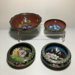 ARTE ORIENTAL - Parte de coleção com quatro bowls CLOISONNÉ esmaltado, decorados com arranjos florais. Dimensões: 6 cm x 17 cm. (maior peça). A técnica Cloisonné é de origem Bizantina e foi introduzida na China no século XIV / Dinastia Ming. Sobre um objeto fabricado em metal, geralmente em cobre, aplicava-se um conjunto de finos fios dourados formando os contornos dos motivos desejados. Os favos, ou "cloisons", eram depois preenchidos com esmaltes coloridos, fortemente comprimidos e polidos até atingirem o acabamento desejado.
