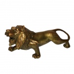 Belo leão em posição de ataque em metal dourado. Dimensões: 8 cm x 8 cm x 19 cm / peso 700 g.