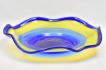 Centro de mesa em pasta de vidro translúcido nas cores azul marinho e amarelo. Borda ondulada. Dimensões: 50 cm diâmetro. Não enviamos pelos correios e Jadlog. Somente retirada por transportadora.