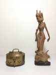 ÍNDIA - Bela escultura  de Divindade, esculpida em madeira. Apresenta pequenas perdas. Dimensões: 30 cm x 9 cm x 5 cm. / Caixa fenestrada em metal dourado.