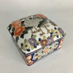 Belo porta-joias em porcelana oriental policromada, decorado com flores e aves. Presença de restauro imperceptível na lateral. Dimensões : 5 cm x 9 cm x 9 cm .