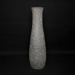 Robusta cúpula em vidro jateado, rematado com  detalhes profusos na cor branco. Parte superior com três orifícios. Dimensões: 37 cm x 11 cm diâmetro.