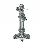 Suntuoso Querubim tocando flauta sobre coluna. Base com 4 pés curtos. Construído em metal cinzelado e niquelado. Ricos detalhes. Exemplar possivelmente de origem Francesa e em excelente estado. Dimensões: 24,5 cm altura / Base 11,5 cm diâmetro. Peso: 940 g.