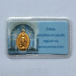 FRANÇA - Delicado pingente em metal dourado da Virgem a S. Catarina Labouré. Dimensões: 2 cm x 1,5 cm.