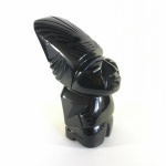 TEOTIHUACAN - MÉXICO - Antiga e robusta estatueta esculpida em Obsidiana cintilante, polida, representando "Figura Asteca". Presença de pequena lasca na parte superior. Exemplar em excelente estado. Dimensões: 23 cm x 15 cm x 9 cm / 3,700 kg. Obsidiana é uma rocha ígnea extrusiva constituída quase integralmente por um tipo de vidro vulcânico com 70% ou mais de sílica na sua composição química. Na Mesoamérica, a cidade de Teotihuacan, era detentora de uma grande fonte dessa rocha. Há objetos que datam da Idade da Pedra, como facas, lanças, flechas máscaras, pequenas estátuas e grandes esculturas.