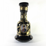 Antiga e robusta garrafa em vidro em tom escuro, decorada com busto do "XÁ DA PÉRSIA NASSER AL-DIN", ladeado por arranjos florais e estilizados pintados à Ouro 22k.  Dimensões: 28,5 cm x 14 cm. Xá Qajar da Pérsia (Irã) Nasser al-Din (1831-1896),  Reinou de 1848 a 1896.