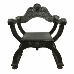 Antiga e imponente Cadeira Savonarola em madeira revestida em tom escuro , decorada com cabeças de seres mitológicos e folhas de acanto talhadas à mão. Estrutura robusta  e no formato de X. Assento com frete de 1 mm na parte frontal. Exemplar em excelente estado. Envio somente através de transportadora solicitado pelo arrematante. Dimensões: 94 cm x 76 cm x 60 cm.