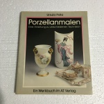 Livro Porzellanmalen Eine Anleitung Zu Verschiedenen Techniken  / contendo 88 páginas ,figuras ilustrativas. Dimensões; 23cm x 19 cm