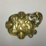 Antigo e belo cinzeiro  em bronze polido, decorado com sessão de Narguilé ao centro, ladeado por figura de ser mitológico. Ricos detalhes. Dimensões: 16,5 cm x 12,5 cm x  3 cm / 315 g.