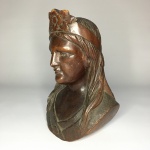 Antigo busto de figura feminina, esculpido em bloco de madeira nobre. Belíssimos detalhes. Dimensões: 21 cm x 15 cm x 10 cm.