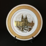 Luxuoso prato em porcelana  com imagem de Catedral ao centro ricamente ornado a ouro 22k. Dimensões: 26 cm.