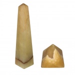 Antigo obelisco e pirâmide feitos de alabastro. Dimensões: 23 cm x 5,5 cm (maior peça).