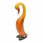 MURANO - Imponente "PATO"em pasta de vidro nas cores amarelo e âmbar. Ricos detalhes. Exemplar parte de coleção. Dimensões:  42 cm x 14 cm.