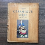 FRANCE - Antiga revista, da década de 60,  "CAHIERS de la CÉRAMIQUE du VERRE et des ARTS DU FEU", de número 17, com ilustrações à cores e em preto e branco e textos com ricos detalhes. Capa com marcas do tempo. Dimensões: 32 cm x 25 cm.