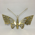 Exuberante borboleta em bronze polido , com riquíssimos detalhes. Parte de trás com presilha de fixação. Dimenões : 30 cm x 47 cm .