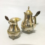 Antigo e belo conjunto com bule e leiteira em metal , estilo Inglês com cabo em madeira nobre. Desgaste no banho de prata . Dimensões : bule 20 cm x 22 cm . / leiteira 12 cm x 16 cm .