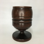 JACARANDÁ - Antigo e belo pote no formato circular erm madeira nobre e polida. Dimensões: 18 cm x 13 cm .